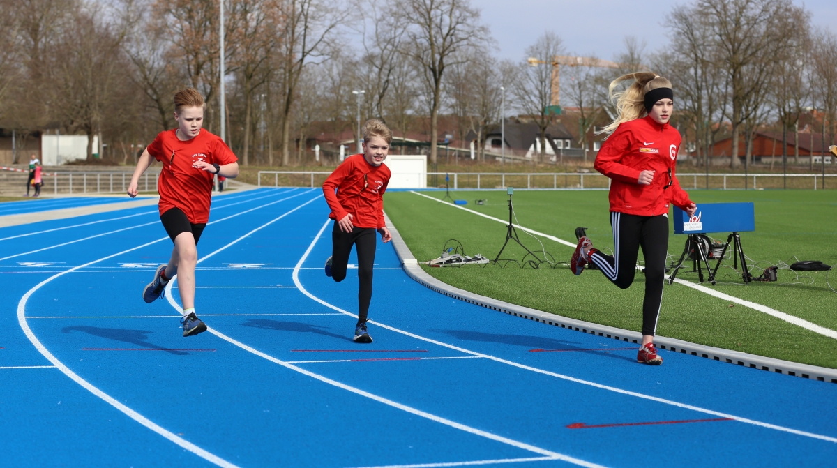 Die Geschwister Herding beim Start zu ihrem Lauf - Foto: TuS Haren