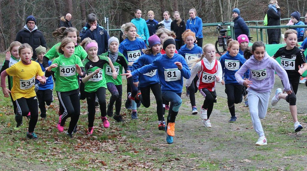 Archivfoto: Start mit den Kids beim Papenburger Waldlauf 2023 - Foto: H.-J. Meyer