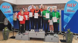 Nach Sturz beim Warmlaufen bleibt Bronze für die LG Papenburg-Aschendorf bei LM-Cross in Rosche - Foto: H.-J. Meyer