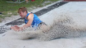 Neuer Kreisrekord auch im Weitsprung: Micah Schade (LG Emstal Dörpen) macht einfach Freude - H.-J. Meyer
