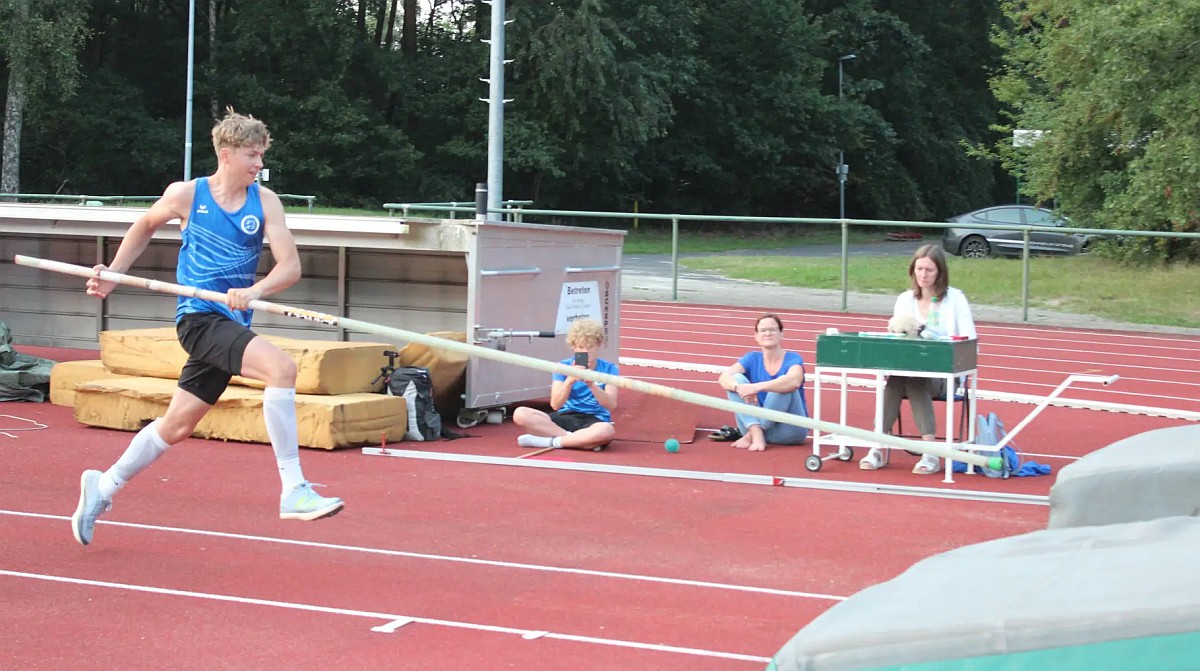 Archivfoto: Micah Schade (LG Emstal Dörpen) beim Stabhochsprung - H.-J. Meyer