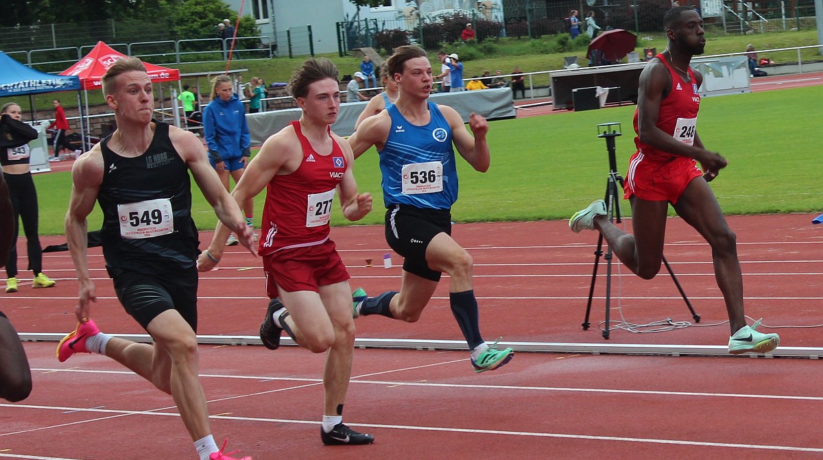 Foto: Marcel Blüschke (LG Emstal Dörpen) sprintet nahe an den 100-m-Uralt-Rekord der U20 - H.-J. Meyer