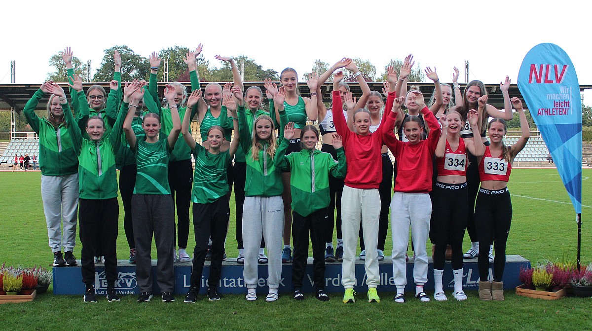 Foto: Gute Leistungen in Verden zeigten die U16-Leichtathletinnen der LG Papenburg-Aschendorf (links) und der StG Ankum-Lingen-Werlte. - H.-J. Meyer