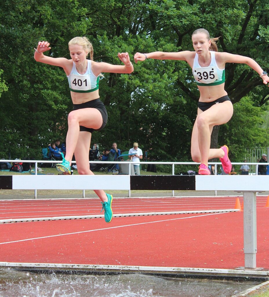 Am Wassergraben im 2000-m-Hindernisrennen der U18: Milena Dillmann (395) und Leonie Suermann (401) beide LG Papenburg-Aschendorf - H.-J. Meyer