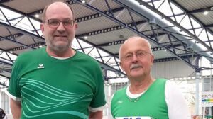 Rainer Werking (li.) und Heiner Velt (re. - beide LG Papenburg/Aschendorf) überzeugen in den Altersklassen M65 bzw. M75 - H.-J. Meyer