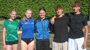 (v.l.n.r.) : Malena Schomaker (LG Papenburg-Aschendorf - von der LG Emstal-Dörpen: Mara Hermes, Mieke Wübbe, Marcel Blüschke und Micah Schade - Foto: H.-J. Meyer