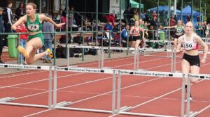 Emma Kaltwasser (LG Papenburg/Aschendorf/li.) in Rekordlaune beim Mehrkampf in Papenburg - Foto: H.-J. Meyer