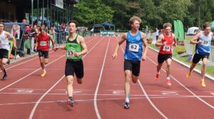 Micah Schade (LG Emstal Dörpen/Nr. 62) zeigt seine Stärke im Mehrkampf - Foto: H.-J. Meyer