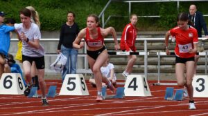 Lotta Nyhof (VfL Lingen) beim Start (Mitte) – H.- J. Meyer