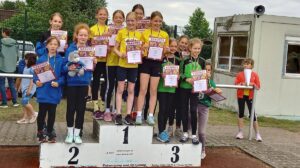 Siegerehrung Dreikampf Mannschaftswertung U 12: v.li. LG Emstal Dörpen, SV Sparta Werlte, LG Papenburg Aschendorf Foto: Annette Jüngerink