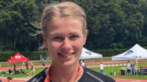 Foto: Die Kugel auf 12,00 m gestoßen: Laura Grönniger freut sich über ihren 3. Platz im Kugelstoßen - Renate Grönniger