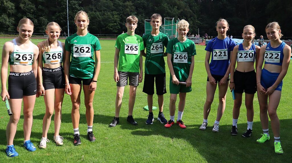 Über 3x800 der U14 siegte die Mädchenstaffel der
LG Emstal-Dörpen (rechts) und ist aktuell die Nr. 5 in Niedersachsen. Die LG