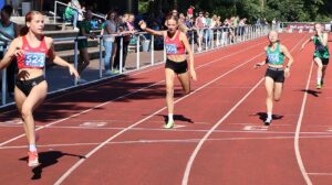 Lotta Nyhof (VfL Lingen) im Sprint siegreich. Foto: H.-J. Meyer