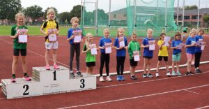 Siegerehrung 3-Kampf W9 - Foto: H. J. Meyer