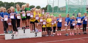 Mannschaftssiegerehrung Vierkampf Mädchen U10: Es gewann die LG Papenburg-Aschendorf vor der LG Emstal-Dörpen I, Ausrichter SV Sparta Werlte I und II sowie LG Emstal-Dörpen II - H.-J. Meyer