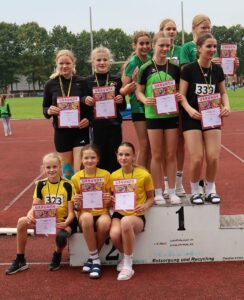 Siegerehrung Mannschaft weibliche U14: Es gewann die LG Papenburg- Aschendorf vor dem Ausrichter SV Sparta Werlte - Foto: H.-J. Meyer