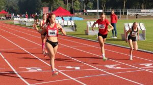 100m der U16 - Lotta Nyhoff (341) und Lotta Santel (345) - H.-J. Meyer