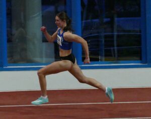 Wirbelte auf der Hallenbahn über 400 m: Mieke Wübben (LG Emstal Dörpen - Foto: LG Emstal Dörpen