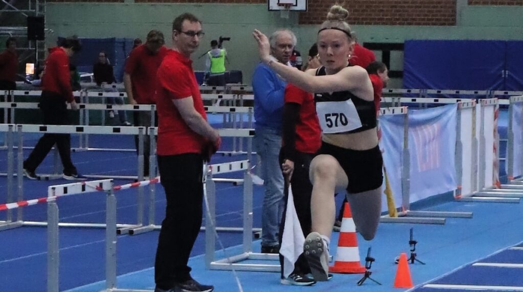 Lina Thien (SV Sparta Werlte) siegt im Dreisprung - Foto: H.-J. Meyer