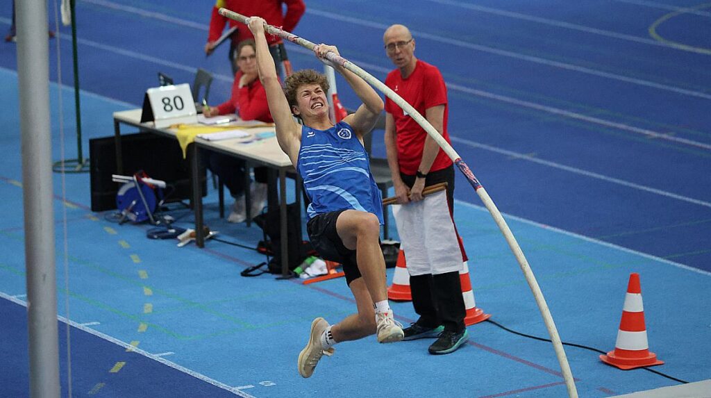 Micah Schade (LG Emstal Dörpen) mal mit Stab... Foto: Ch. Kuhl