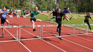 Konzentration und Einsatz beim Hürdensprint - Foto: H.-J. Meyer