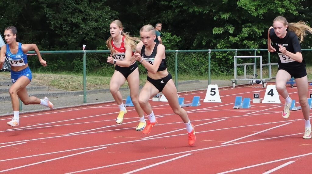 Lotta Terhorst (LG Emsland Mitte) im Sprint - Foto: H.-J. Meyer