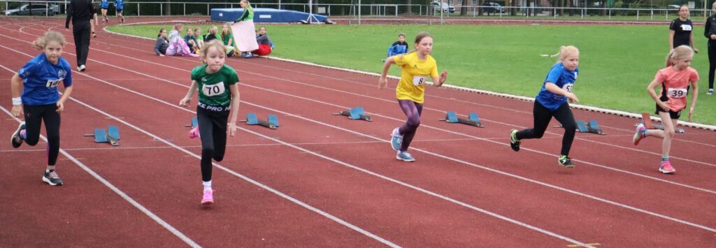 Start 50m der Mädchen W8: Siegerin des Laufes und dann auch des Dreikampfes Lisa Jansen (LGPA) - Foto: H.- J. Meyer