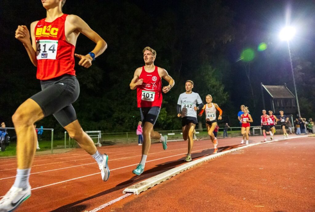 Der 5.000 m Lauf unter Flutlicht - Foto: Björn Hass